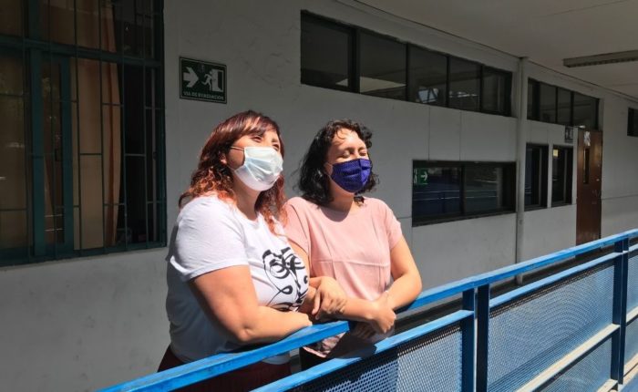 Nueva Construcción Colegio Jose Antonio Lecaros. Dos de nuestras profesoras miran hacia el exterior del colegio.