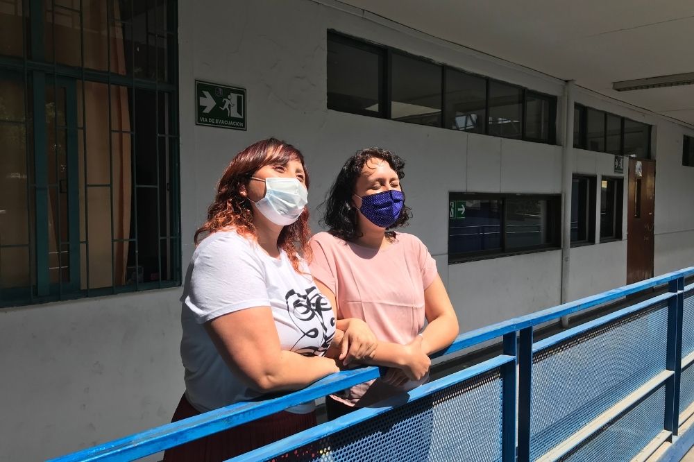 Nueva Construcción Colegio Jose Antonio Lecaros. Dos de nuestras profesoras miran hacia el exterior del colegio.